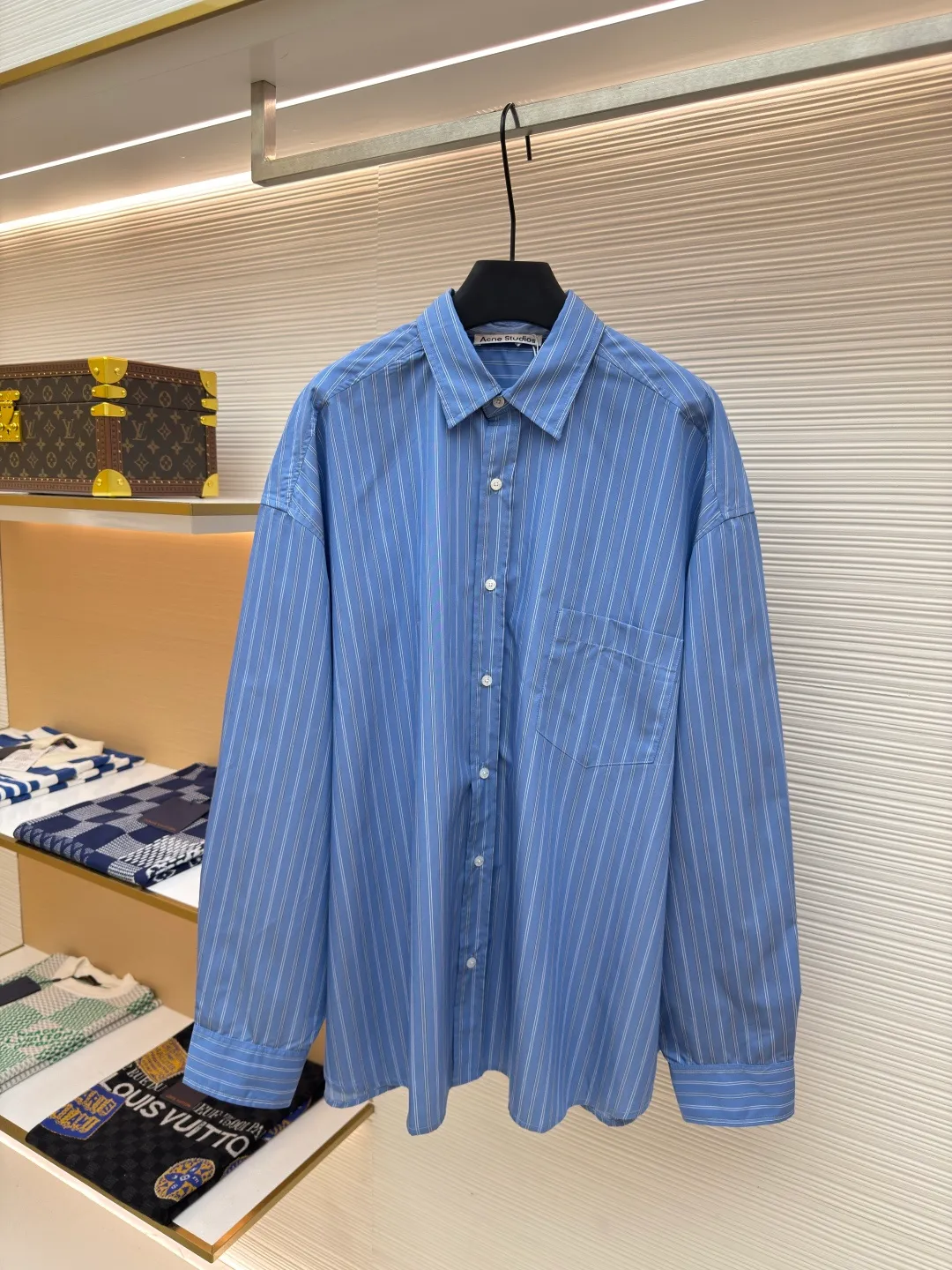 Acne Studios 1996 logo striped shirt ●Authentic product: 5500 purchase and development ●Item number: 1680333-B05 ●Fabric: Three-color soft light Tencel cotton rhyme woven striped fabric ●Technology: Positioning cutting machine ●Version: Fitted version ●Weight: about 315 grams ●Size: 44-46-48-50 ●Description: Customized three-color soft light Tencel cotton rhyme woven striped fabric with excellent texture and comfortable skin fit With classic blue as the main tone, it is dynamic and energetic, fresh and elegant. The distribution of black and white stripes is staggered, delicate and smooth. The Acne Studios1996 logo label is embellished on the back, carrying the origin and history of the brand, and pushing the retro atmosphere to a climax. The details reveal a sense of luxury, and the beauty of layers is all in the stripes. Infrared positioning cutting machine uses infrared emitters and infrared receivers to achieve precise positioning of materials. The accuracy can reach the micron level, thereby meeting the effect of high-precision cutting of plaid alignment. The middle heat transfer position uses advanced positioning tools to ensure the alignment marks on the clothing, and then professionally trims the heat transfer edges to achieve high-precision alignment. The overall wiring is straight and delicate, the fabric is comfortable and soft, and the color is consistent without color difference. It can be matched with the same style to create a fashionable look and control various occasions. Customized accessories, complete with three standards, same style for men and women!